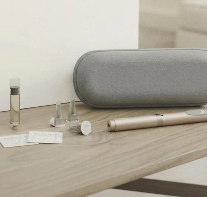 An Aevum kit on a table: a cartridge, pen needles, alcohol wipes and the injector pen.